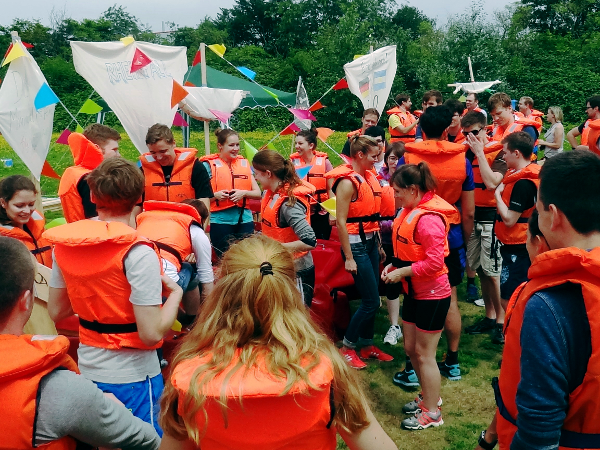 Floßbau und Floßfahrt-Teambuilding