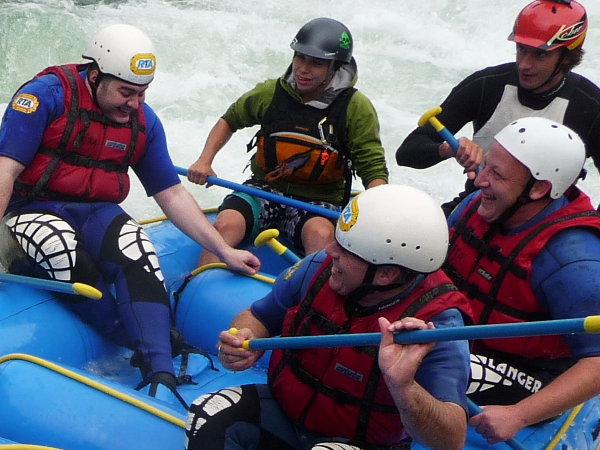 Wasser-Sport-Teambuilding: Floßbau-Teamaktivitäten, Drachenboot-Events & mehr!