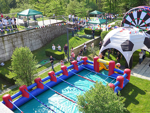 Aufblasbare Aktionsgeräte mieten wie Human Table Soccer, Fußball Dart oder Bullen reiten