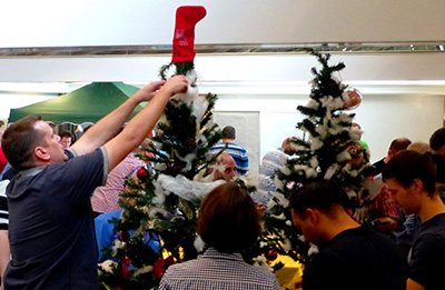 Schneeskulpturen bauen und Ihren persönlichen Team-Weihnachtsbaum kreieren: