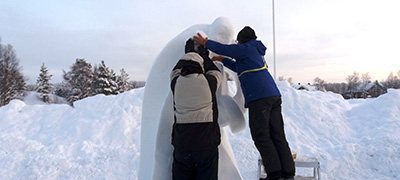 Schneeskulpturen bauen und Ihren persönlichen Team-Weihnachtsbaum kreieren: